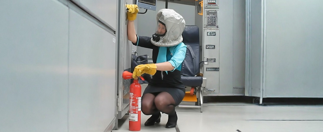 Una azafata (TCP) realiza la demostración de seguridad a bordo.