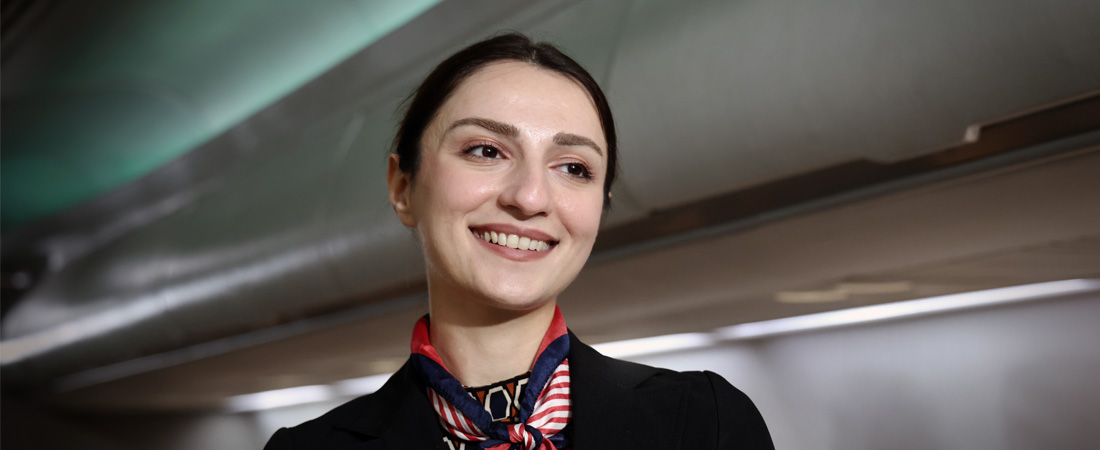 Primer plano de una futura TCP sonriendo con confianza.