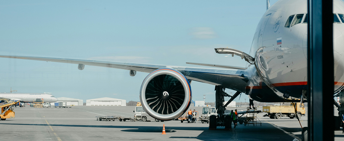 Avión comercial en pista durante embarque