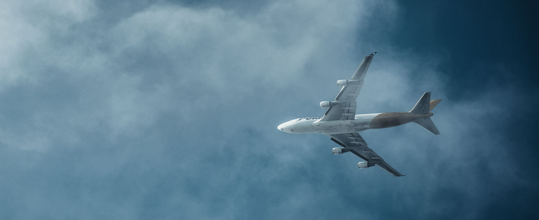 Avión en el cielo atravesando nubes.